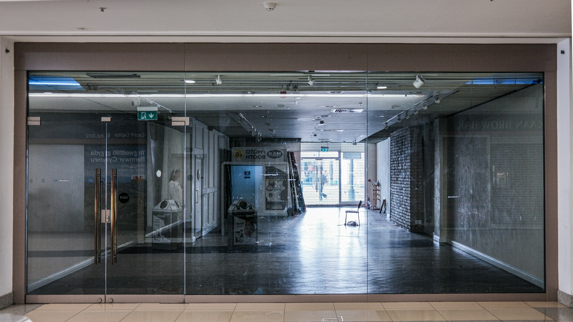 A clean storefront with spotless glass doors and reflections, illustrating retail cleaning in a tourist-heavy Four Corners, FL location